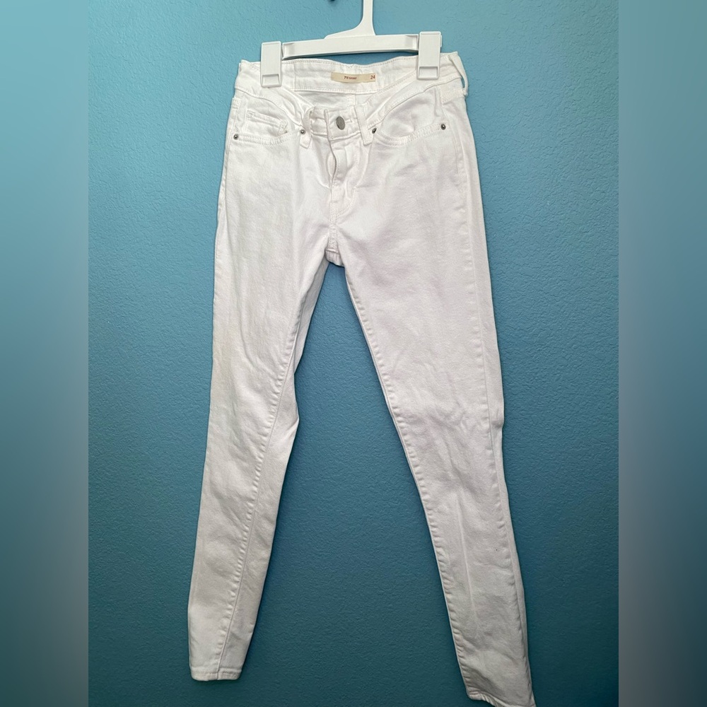 White skinny Levi’s